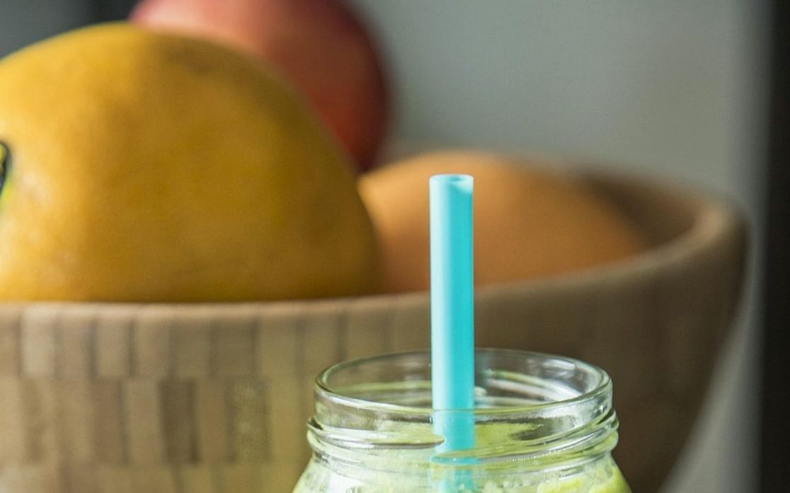Tabakta taze meyve smoothie'si