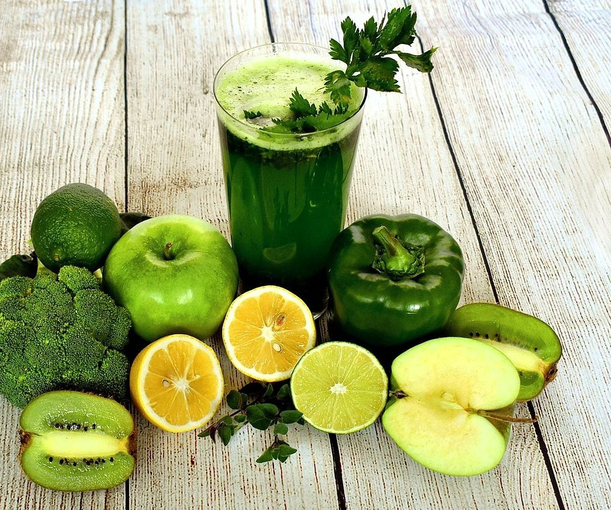 Taze meyvelerle yapılmış smoothie ve meyve suyu bar tezgahı